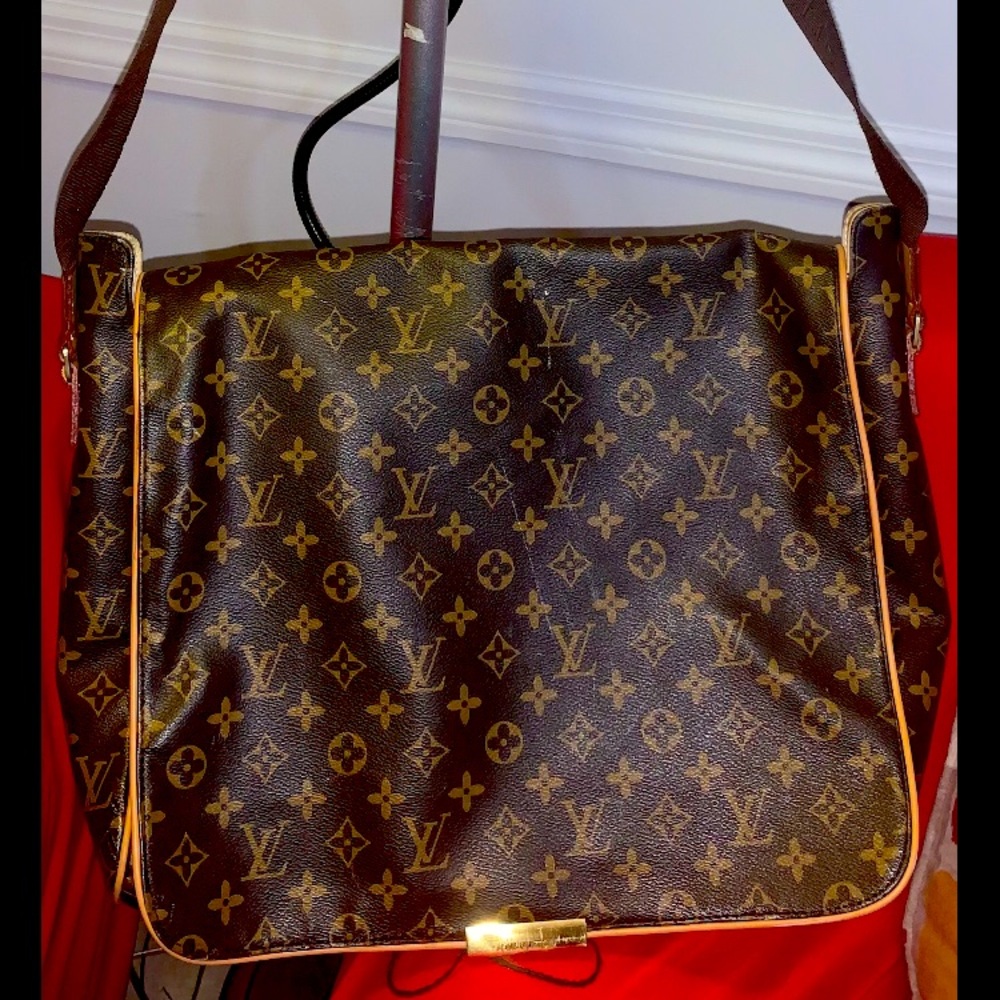 This bag is like new, Never used, a vintage bag
